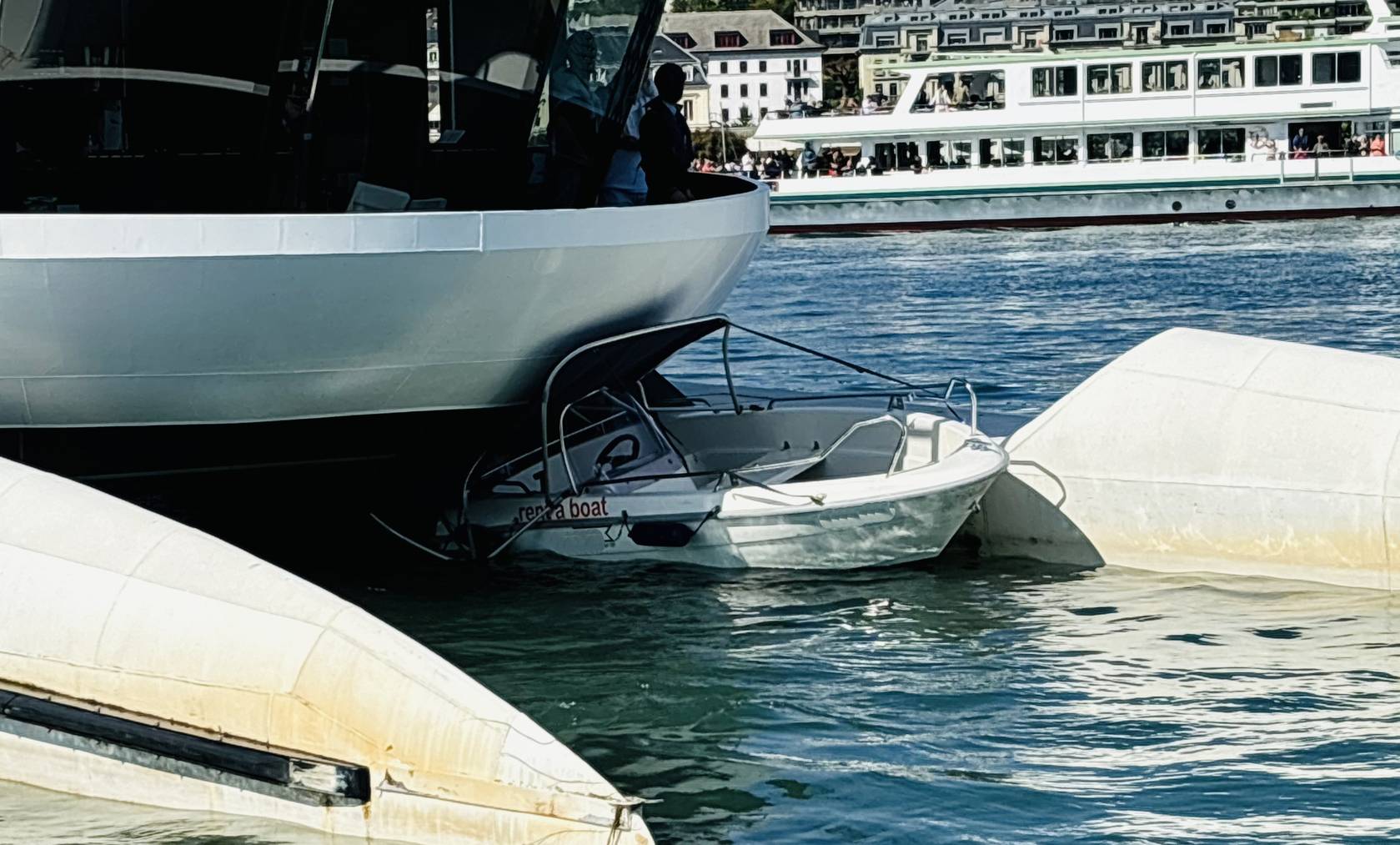 Am Sonntagnachmittag kollidierte ein kleines Mietmotorboot mit dem Motorschiff MS Bürgenstock auf dem Vierwaldstättersee. 