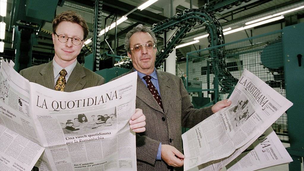 6. Januar 1997: die erste Ausgabe der «La Quotidiana». Links der damalige Chefredaktor Enrico Kopatz mit Verleger Hanspeter Lebrument. Heute ist das Blatt in Schwierigkeiten.