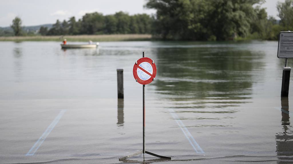 Bereits am Donnerstag, 6. Juni 2024, lagen Parkplätze entlang des Untersees unter Wasser. (Archvibild)