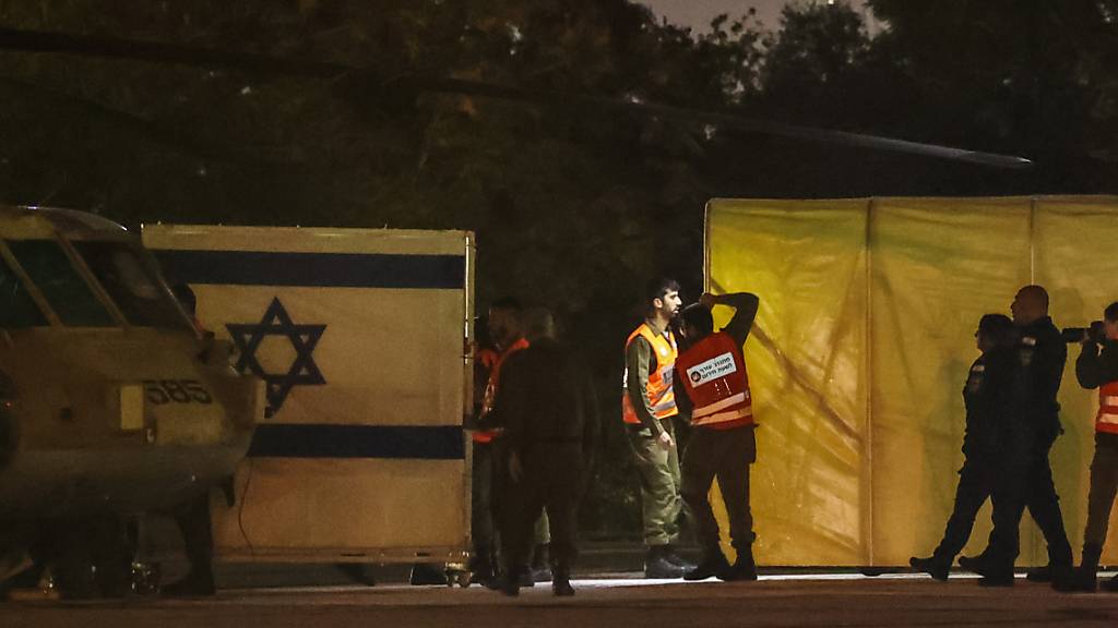 Ein Hubschrauber mit von der Hamas freigelassenen Geiseln landet auf dem Schneider Children's Medical Center in Petach Tikwa. Die Freilassung erfolgte am ersten Tag eines viertägigen Waffenstillstandsabkommens zwischen Israel und der Hamas. Foto: Ilia Yefimovich/dpa