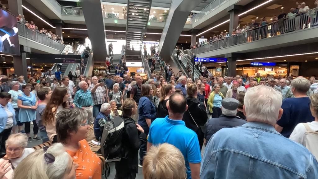 «Für mich ist das Heimat» – Jodel-Flashmob begeistert Pendlerinnen und Pendler