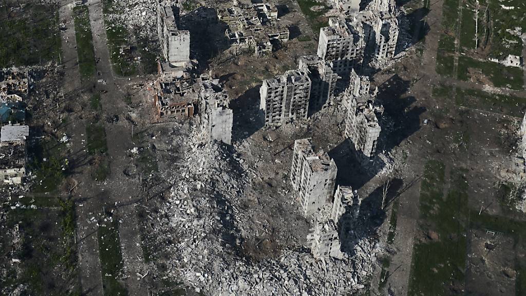 Nach über einem Jahr Krieg sind Teile der ukrainischen Infrastruktur weitestgehend zerstört. Laut einem UN-Bericht macht die russische Aggression aber auch vor Zivilisten keinen Halt. Foto: Libkos/AP/dpa