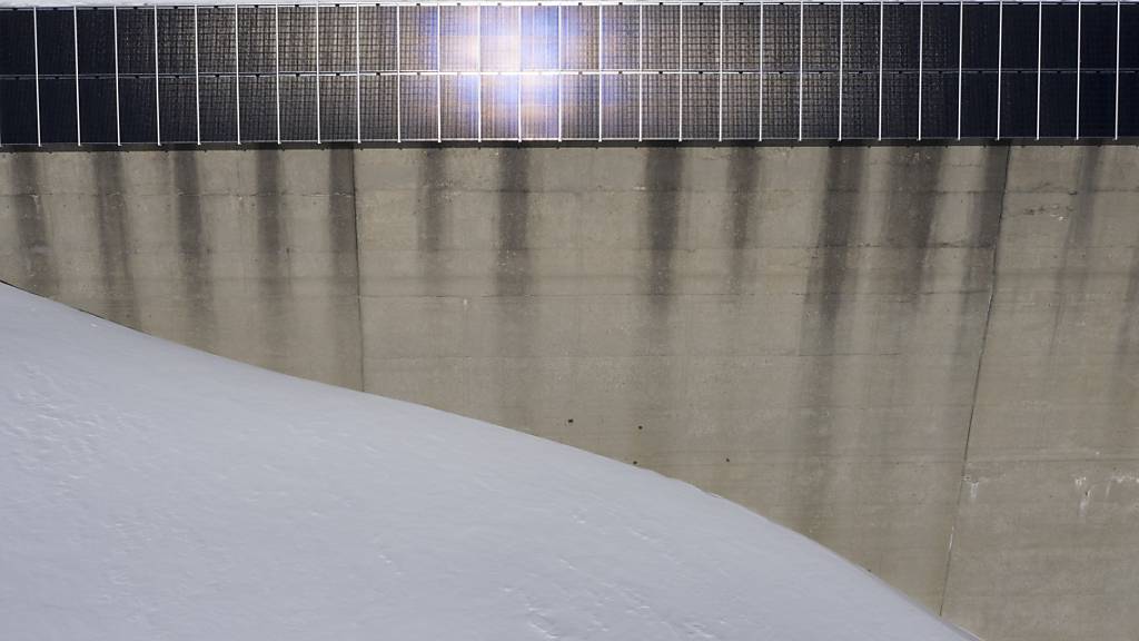 Die hochalpine Solaranlage des Elektrizitätswerks der Stadt Zürich (EWZ) an der Albigna-Staumauer im Bergell in Graubünden. Die Bündner Regierung setzt auf freiwillige Fördermassnahmen und führt keine Gebote ein, um das Ziel Netto-Null-Treibhausgasemissionen bis zum Jahr 2050 zu erreichen.