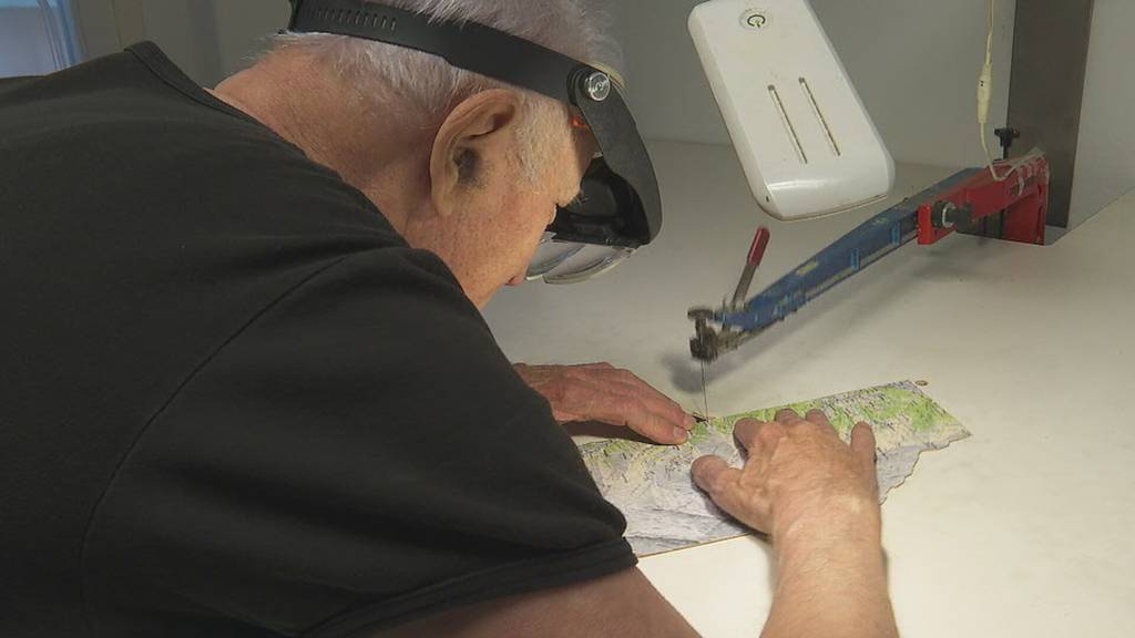 Aussergewöhnliches Hobby: Ernst Schefer formt Schweizer Alpenpässe zu Reliefs