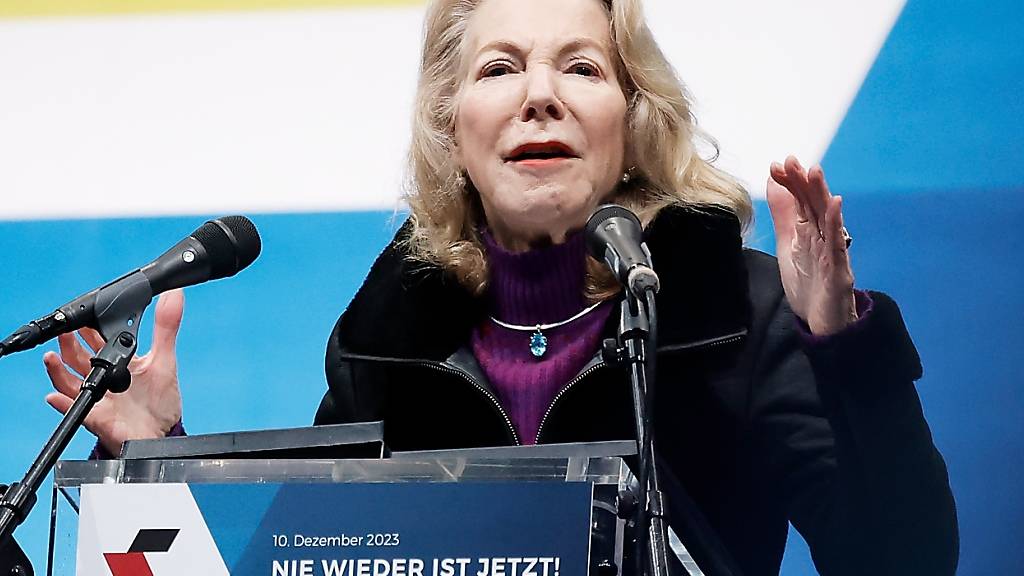 ARCHIV - Amy Gutmann, US-Botschafterin in der Bundesrepublik, spricht bei einer Demonstration gegen Antisemitismus. Foto: Carsten Koall/dpa