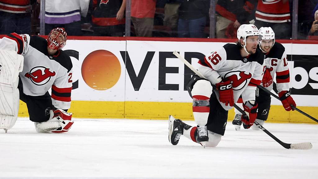 Captain Nico Hischier (rechts, hinten) muss enttäuscht zuschauen, wie die Carolina Hurricanes das Weiterkommen feiern