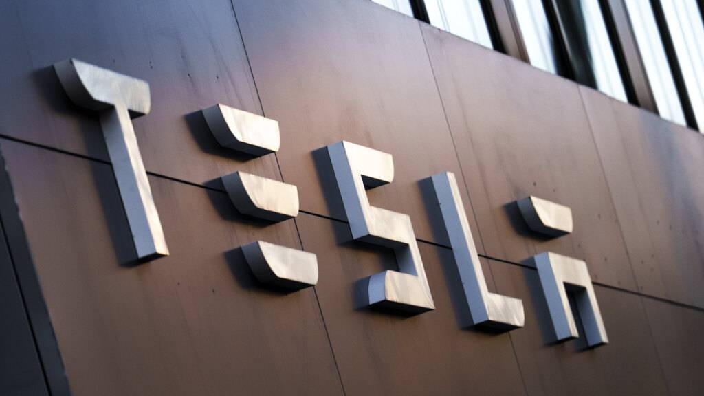 Laut Elon Musk liegt die Zukunft von Tesla in Robotern und selbstfahrenden Robotaxis. Aktuell lebt die Firma jedoch vom Autoverkauf. Und dieses Geschäft lief zuletzt wieder besser. (Archivbild)