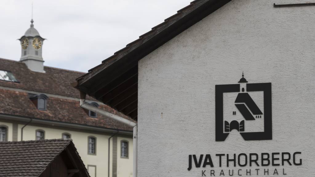 Schweizer Justizvollzugsanstalten - wie hier die JVA Thorberg in Krauchthal BE - waren 2020 so leer wie schon lange nicht mehr: Die Anzahl Häftlinge in der Schweiz sank 2020 auf das Niveau von vor zehn Jahren. (Archivbild)