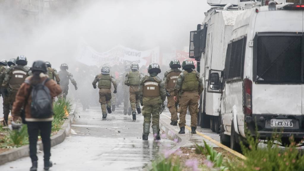 dpatopbilder - Sicherheitskräfte setzen Wasserwerfer während eines Studentenprotests in Chile ein. Foto: Agencia Uno / Akt. Bifu/Agencia Uno/dpa