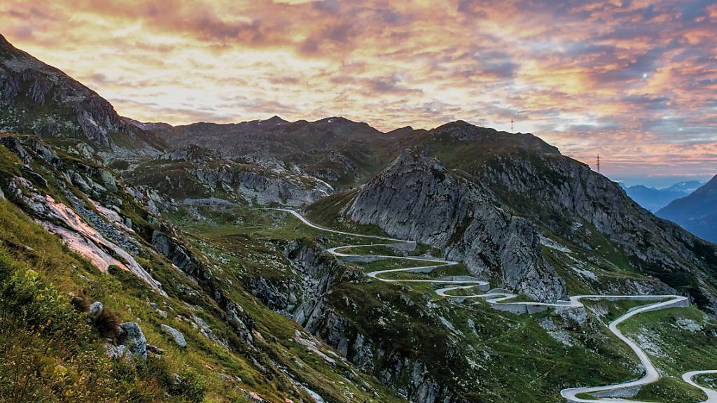 Die Alpen sollen an der nächsten Schweizer Landesausstellung in den Brennpunkt rücken. Muntagna soll die Ausstellung heissen. Im Bild der Gotthardpass mit der alten Passstrasse, Tremola genannt.