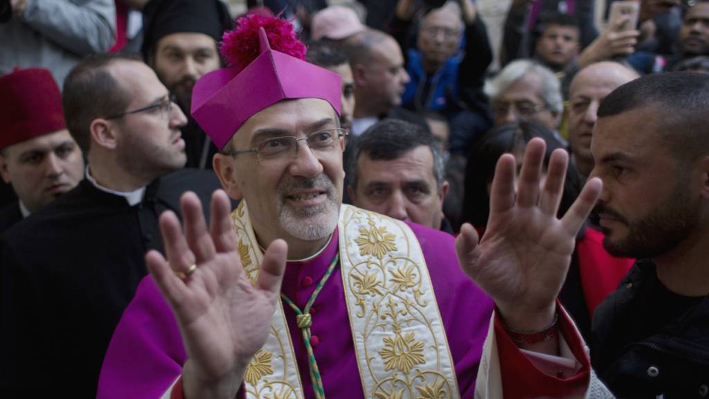 ARCHIV - Der Lateinische Patriarch Pierbattista Pizzaballa (M), Oberhaupt der katholischen Kirche im Heiligen Land. Foto: Nasser Nasser/AP/dpa/Archivbild