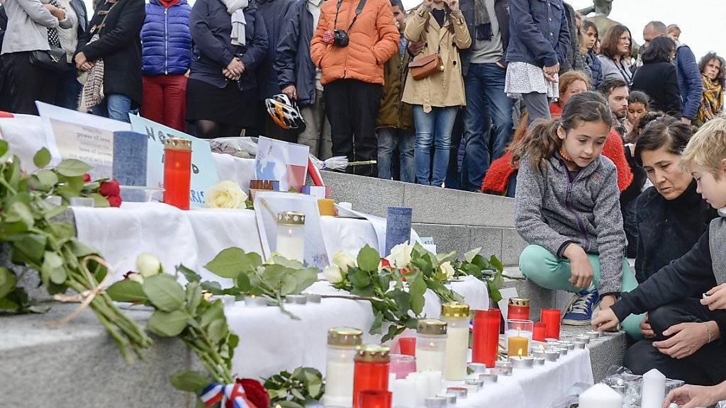 Menschen beim Zürcher Opernhaus gedenken der Opfer der Pariser Terroranschläge.