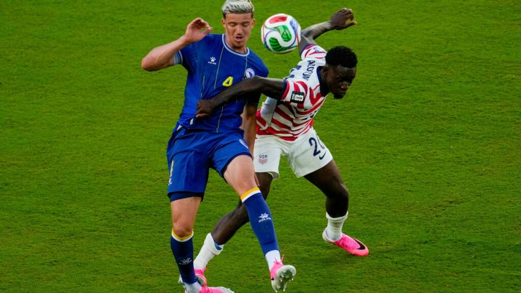 Folarin Balogun (rechts) foult den Bosnier Tarik Muharemovic - und sieht danach die Rote Karte