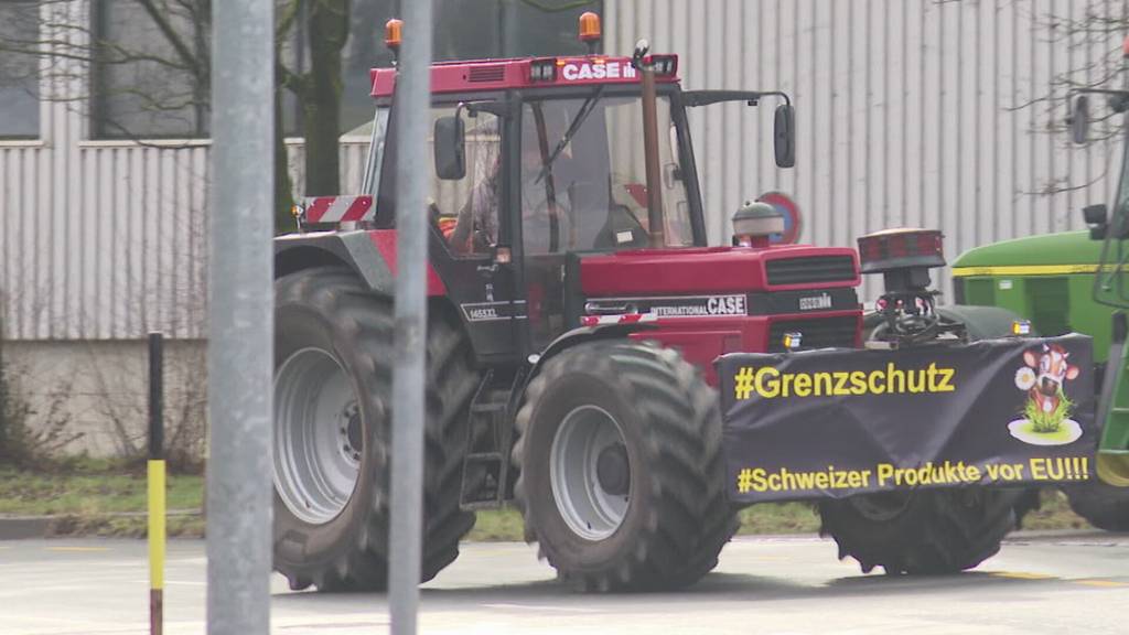 Traktoren vor Toblerone-Fabrik: Berner Bauern protestieren gegen Butter-Import