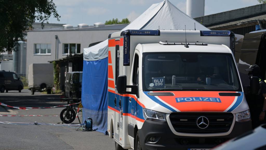 Einsatzfahrzeuge der Polizei und vom Zoll stehen auf einem Firmengelände. Der Zoll und die Polizei sind weiter im Einsatz gegen ein mutmaßliches Drogenlabor im Gewerbegebiet Ludwigsfelde. Foto: Michael Bahlo/dpa