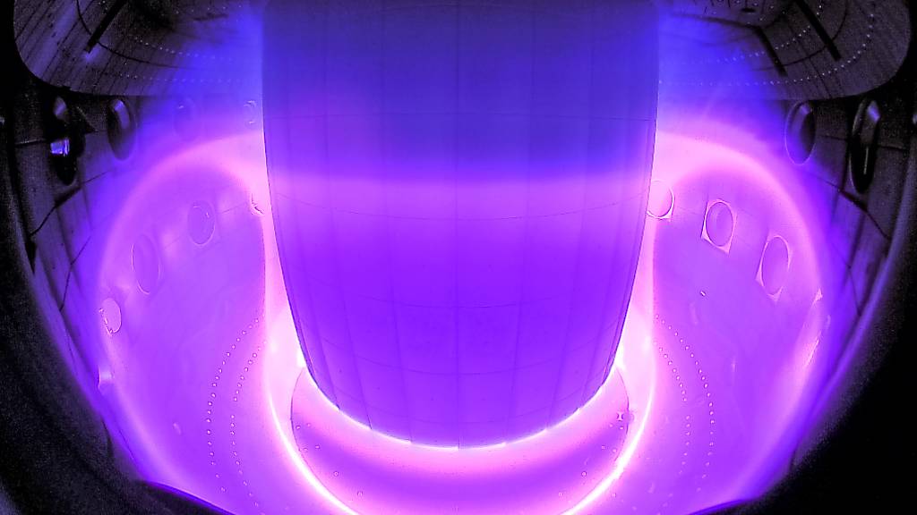 Mit einem neu entwickelten KI-Algorithmus lässt sich das ultraheisse Plasma in einem Kernfusionsreaktor steuern: Plasma im Inneren des Tokamak-Reaktors der EPFL.