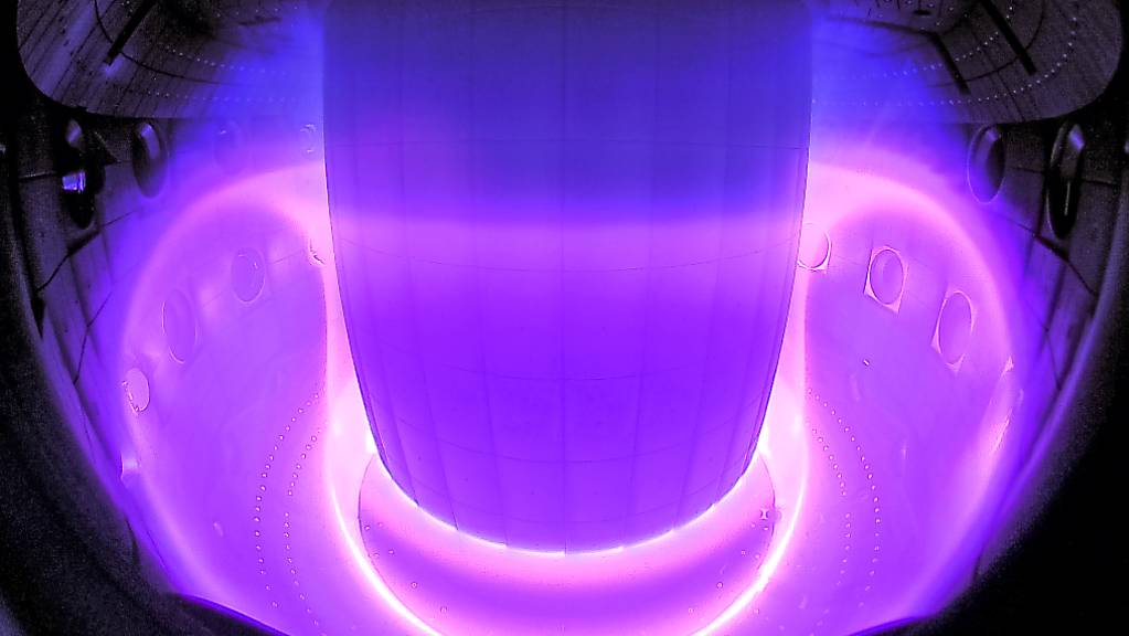 Mit einem neu entwickelten KI-Algorithmus lässt sich das ultraheisse Plasma in einem Kernfusionsreaktor steuern: Plasma im Inneren des Tokamak-Reaktors der EPFL.