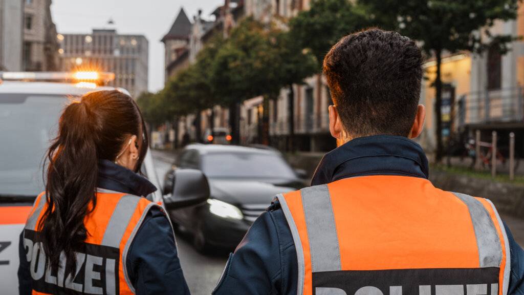 Ein 46-jähriger Mann wurde bei einer Verkehrskontrolle der Kantonspolizei St. Gallen laufen gelassen. Er entwendete später in der Nacht auf Freitag ein Auto. (Symbolbild)
