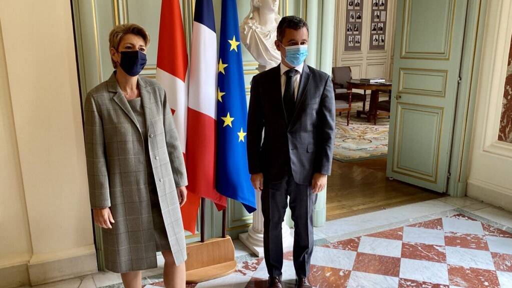 Im Zentrum der Gespräche zwischen Bundesrätin Karin Keller-Sutter und dem französischen Innenminister Gérald Darmanin stand der EU-Pakt über die Migrations- und Asylpolitik.