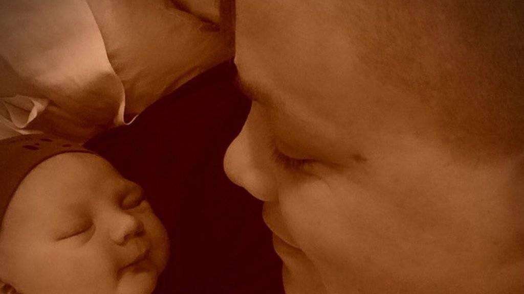 Sängerin Pink und ihr neugeborener Sohn Jameson Moon. (Twitter)