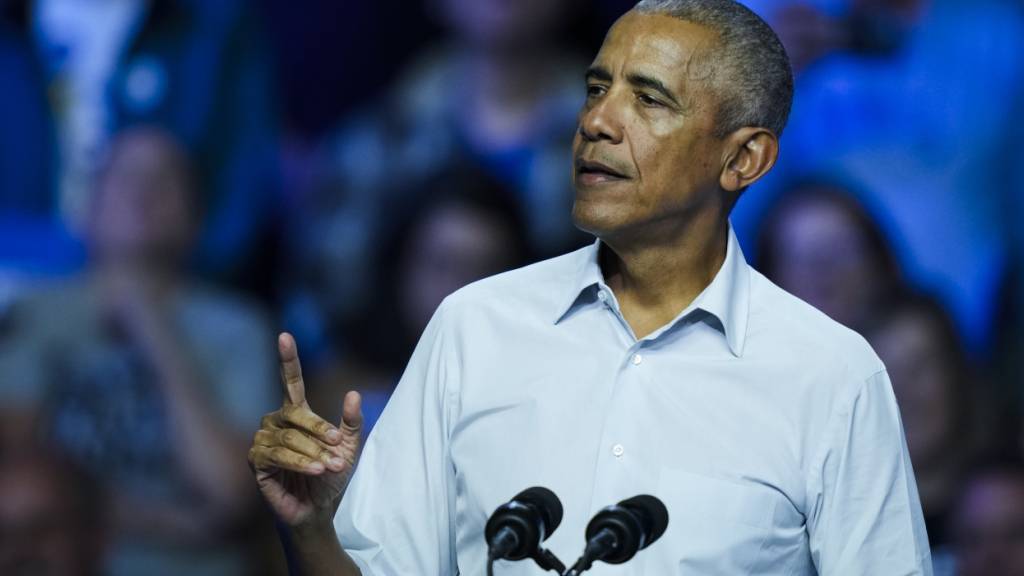 ARCHIV - Der ehemalige US-Präsident Barack Obama spricht bei einer Wahlkampfveranstaltung zur Unterstützung der demokratischen US-Präsidentschaftskandidatin Harris in Philadelphia. Foto: Matt Rourke/AP/dpa