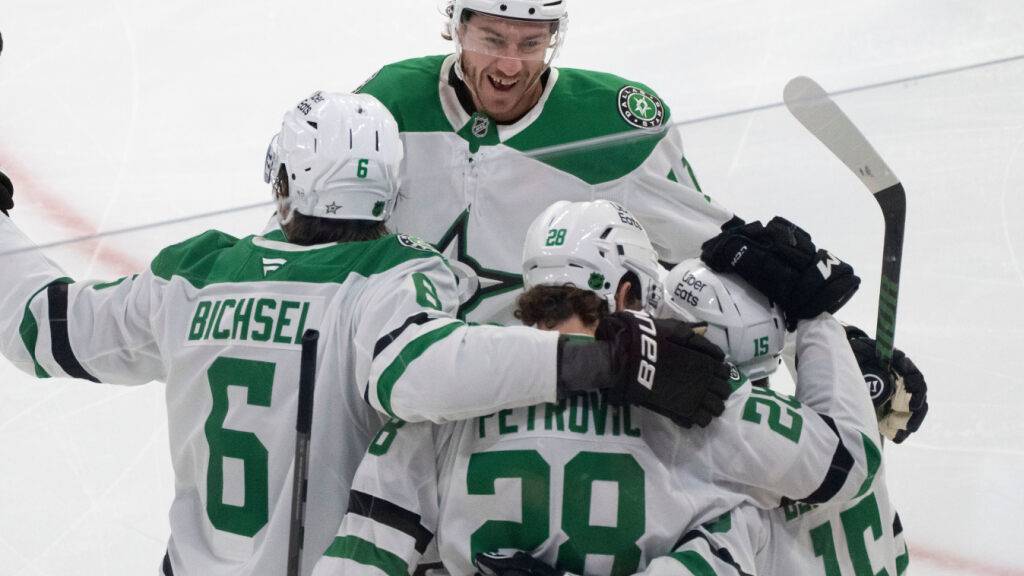 Lian Bichsel (links) feiert mit den Dallas Stars in Edmonton einen Kantersieg