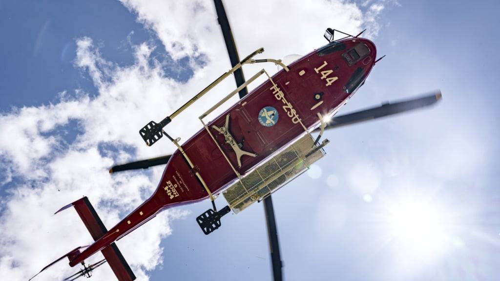Die Rettungskräfte konnten nur noch den Tod des abgestürzten Alpinisten feststellen. Im Bild ein Helikopter der Air Zermatt. (Symbolbild)