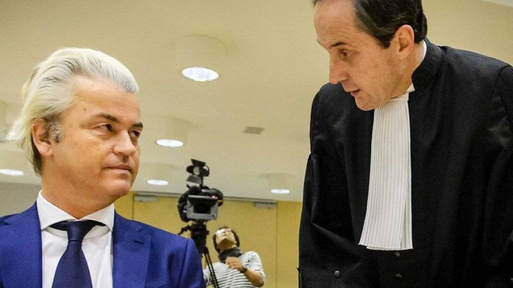 Geert Wilders (l.)  und sein Anwalt Geert-Jan Knoops vor der Verhandlung am Donnerstag.