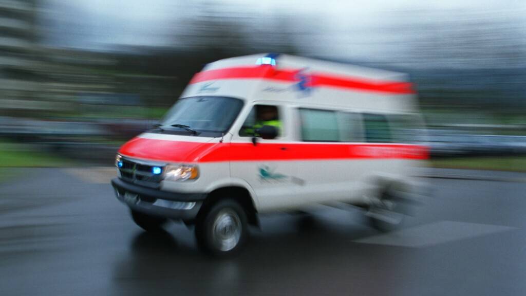 Der Verletzte wurde von einem Team der Rettung Chur versorgt und von einem Rettungshelikopter der Alpine Air Ambulance ins Universitätsspital Zürich geflogen. (Symbolbild)