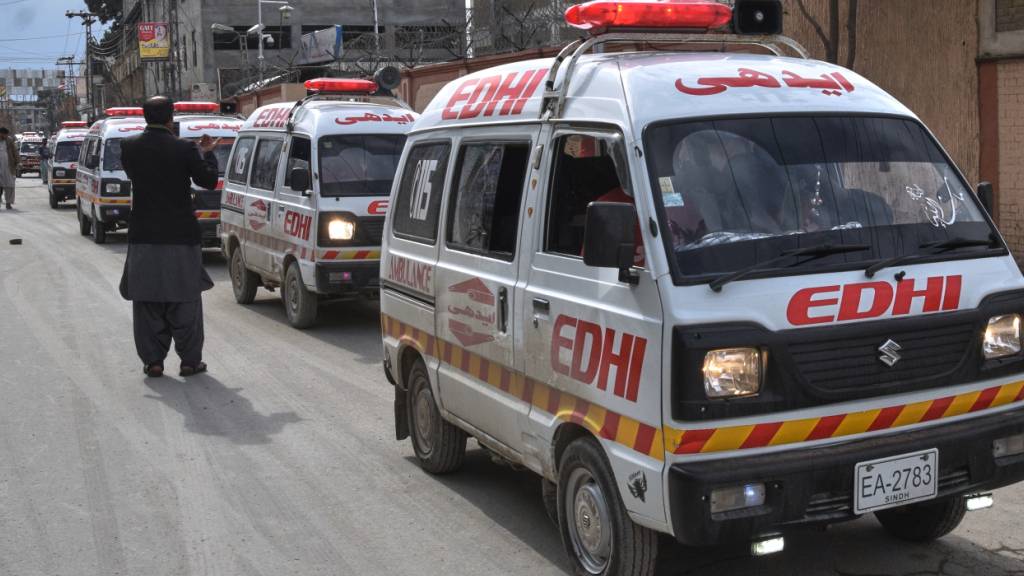 ARCHIV - Ein Journalist fotografiert mit seinem Mobiltelefon Krankenwagen, die die Leichen von Polizisten transportieren, die bei einem Angriff getötet wurden, vor einem Krankenhaus. Foto: Arshad Butt/AP/dpa