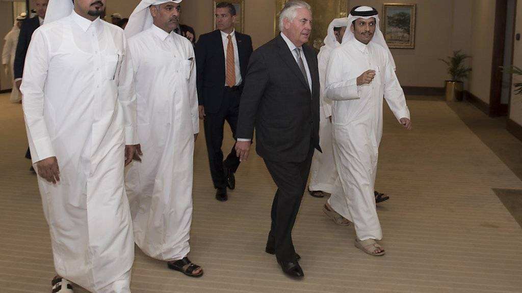 Der US-Aussenminister Rex Tillerson (Mitte) sieht nach seiner mehrtägigen Reise in die Nahostregion gewisse Chancen für eine Entspannung in der Katar-Krise.