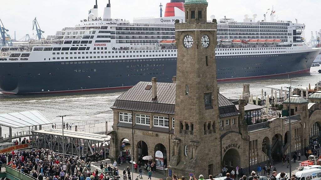 Die «Queen Mary 2» läuft im Hamburger Hafen unter den Augen vieler Schaulustiger aus: Symbol für die boomende Kreuzfahrt-Industrie in Europa. (Archivbild)