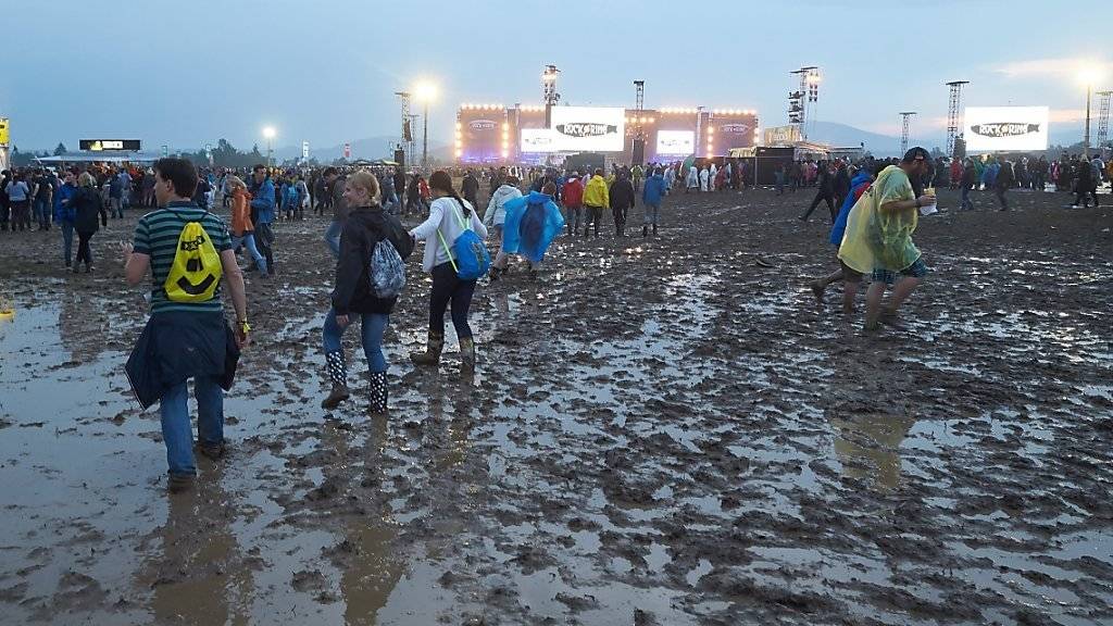 Für die etwa 90'000 Besucher wurde das Festival zum Schlammbad. Nach einem Blitzeinschlag mit Dutzenden Verletzten ist «Rock am Ring» vorerst nicht fortgesetzt worden.