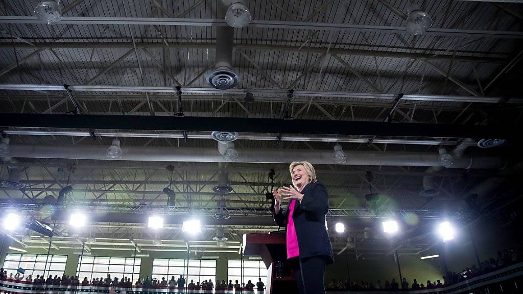 Hillary Clinton bei einem Wahlkampfauftritt in Florida: Die Kandidatin der Demokraten wird von 95 ehemaligen US-Generälen unterstützt.
