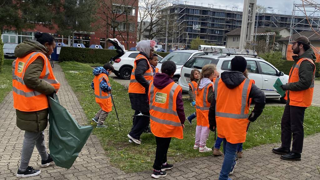 Kinder aus Hirzenbach bringen zugemülltes Quartier auf Vordermann