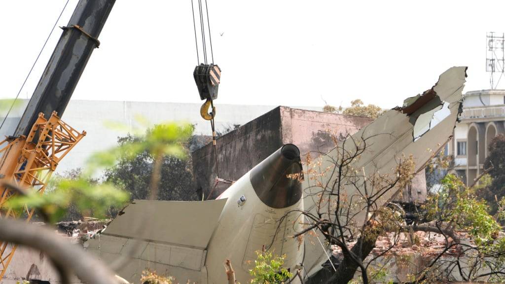 Ein Kran hebt das Heck der am Donnerstag abgestürzten Air India-Maschine vom Dach eines Gebäudes in Ahmedabad, Indien. Foto: Ajit Solanki/AP/dpa
