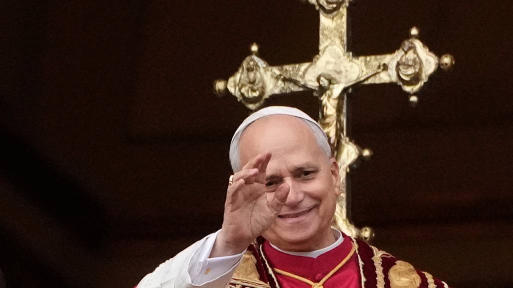 dpatopbilder - Papst Leo XIV. winkt vom Hauptbalkon des Petersdoms im Vatikan, nachdem er erstmals den Weihnachtssegen «Urbi et Orbi» erteilt hat. Foto: Gregorio Borgia/AP/dpa