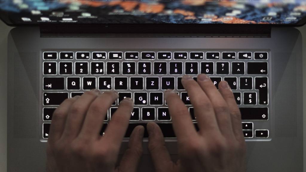 Die Zuger Regierung will sich gegen die zunehmende Cyberbedrohung wappnen. (Symbolbild)