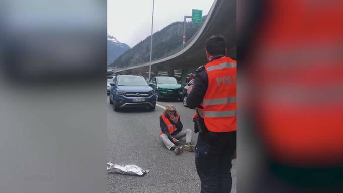 Genervte Autofahrer treten auf Klimaaktivisten ein, nachdem diese sich auf A2 festkleben