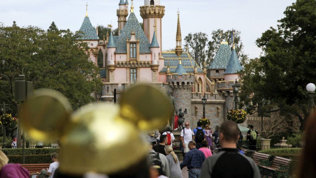 Der beliebte Freizeitpark Disneyland in Kalifornien bleibt wegen der Coronavirus-Pandemie ab Samstag bis Ende März geschlossen.