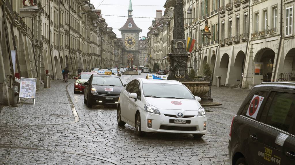 Hunderte Taxichauffeure fahren im Februar 2016 durch die Berner Altstadt, um gegen den Dumpingkonkurrenten UBER zu demonstrieren.
