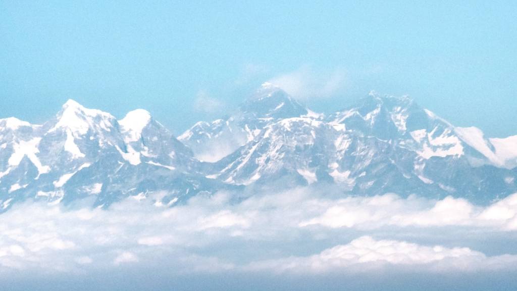ARCHIV - Blick aus dem Flugzeug auf das Himalaja-Gebirge mit dem Mount Everest, der 8849 Meter hoch ist. Foto: Sina Schuldt/dpa