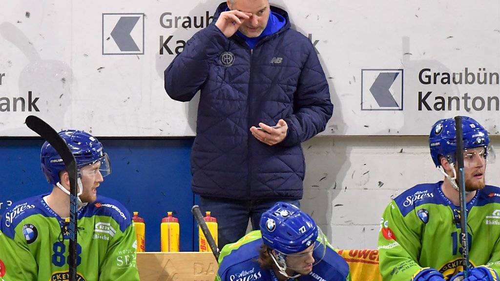Michel Riesen (Mitte) muss auch nach dem vierten Spiel als Coach des HC Davos auf den ersten Sieg warten