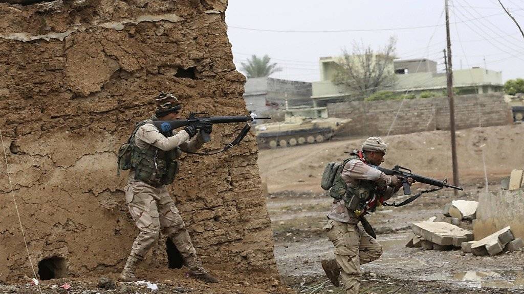 Irakische Soldaten im Einsatz in einem Dorf ausserhalb von Mossul. In der Stadt selbst umzingeln Elite-Einheiten das Universitäts-Viertel. (Archiv)