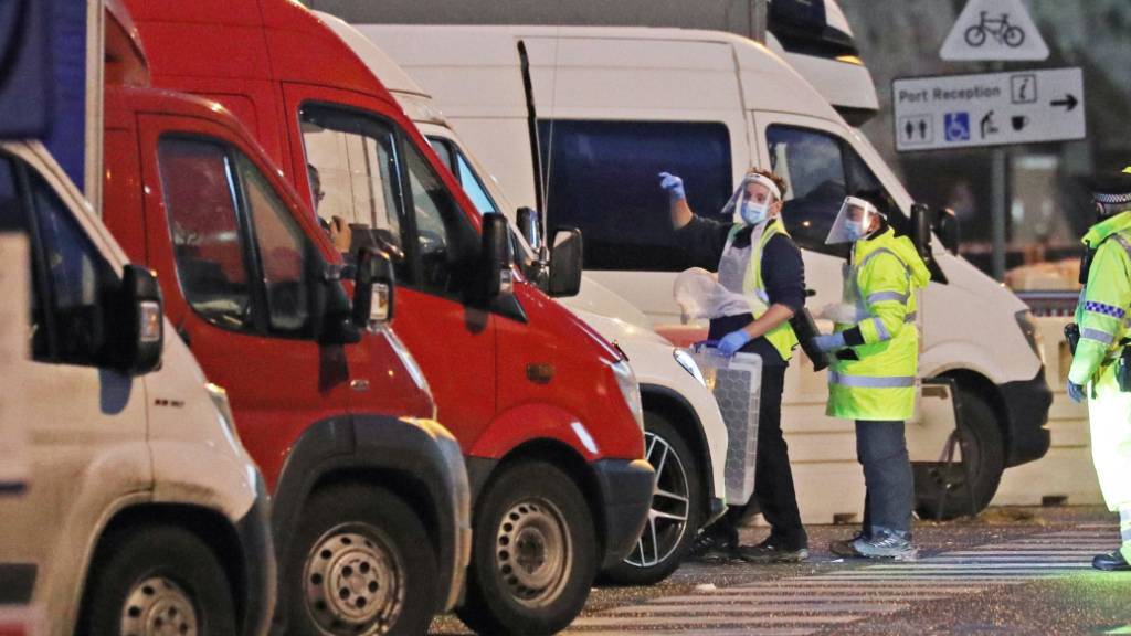 Medizinische Mitarbeiter bereiten sich darauf vor, Lastwagenfahrer auf das Coronavirus zu testen, die vor dem Hafen von Dover stehen. Foto: Andrew Matthews/PA Wire/dpa