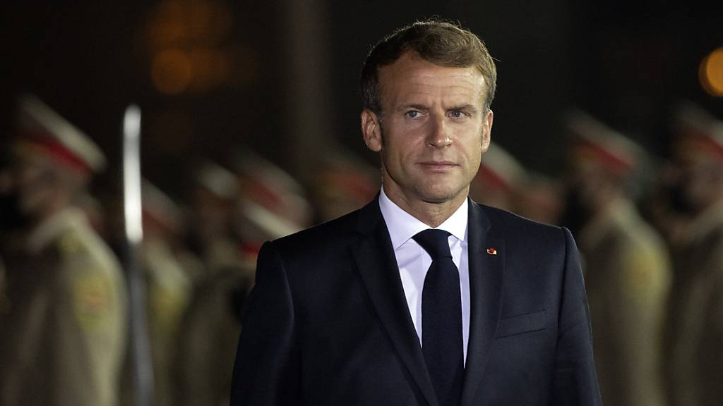 Emmanuel Macron, Präsident von Frankreich, wird bei seiner Ankunft am Flughafen begrüßt. Foto: Hadi Mizban/AP/dpa