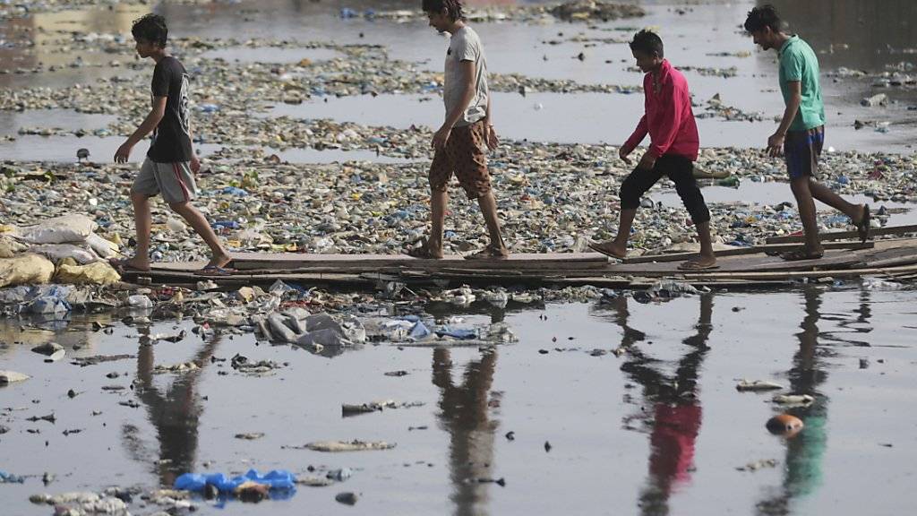 Ein mit Plastik und Abfall verschmutzter Wasserkanal im indischen Mumbai. (Archivbild)