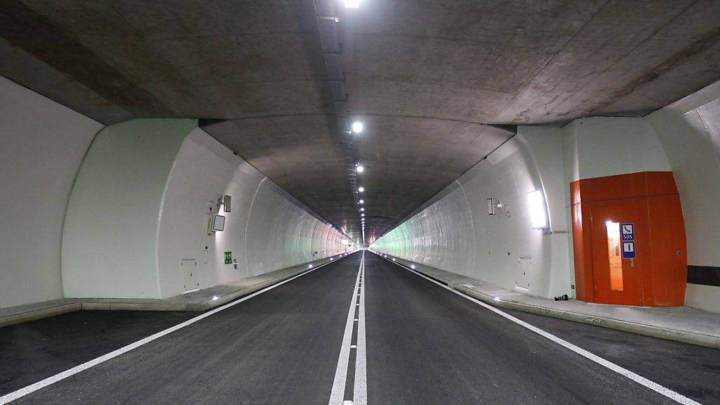Der Motorradfahrer hat in Tunnels der A8 - hier der Umfahrungstunnel von Lungern - waghalsig überholt. (Archivaufnahme)