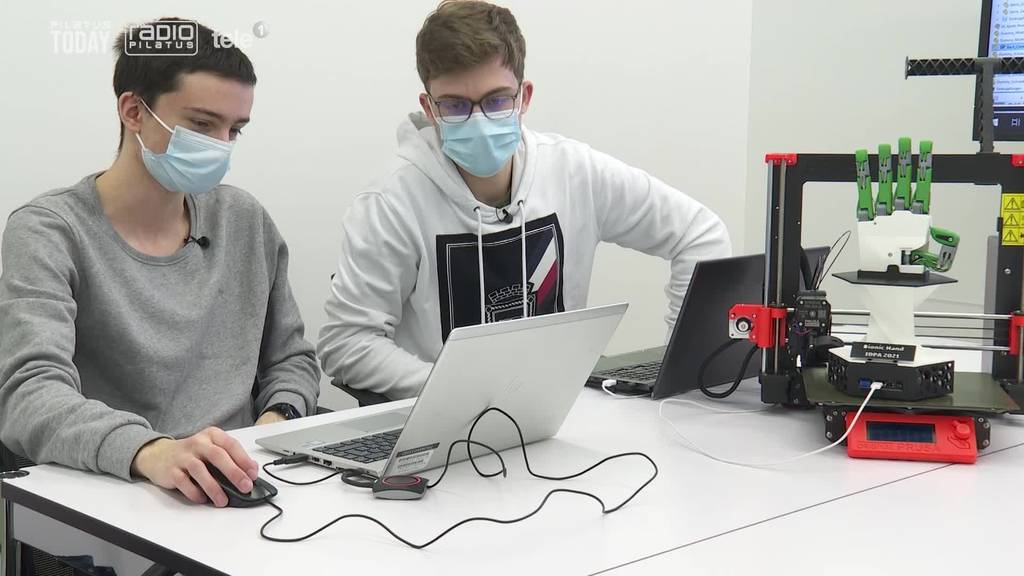 Junge Zuger Tüftler stellen aus 3D-Drucker Handprothese her