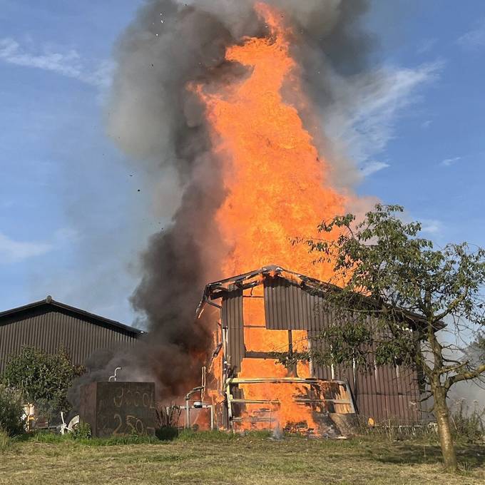 Brand in Scheune bei Bauernhof richtet grossen Schaden an